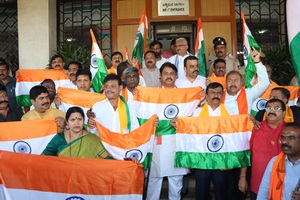 BJP protests 'pro-Pak' slogans in Assembly premises; K'taka Minister says 'probing'