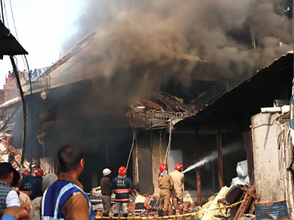 Building in north Delhi collapses in seconds after massive fire