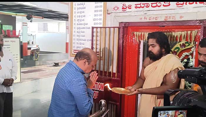 K'taka polls: CM Bommai offers special prayers at Hanuman temple before voting