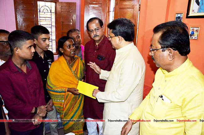 CM extends financial aid to family of Late Tapan Bhowmik