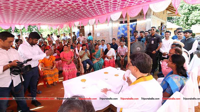 Chief Minister interacts with beneficiaries of Central, State sponsored schemes