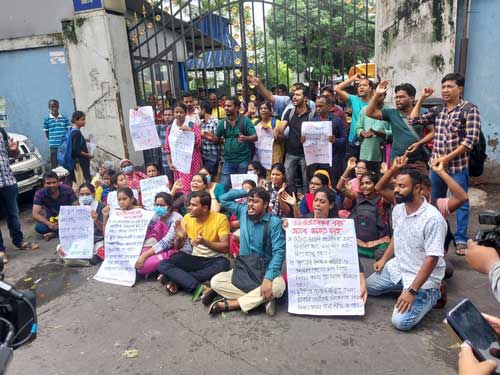 Bengal school job case: Deprived candidates block gates of MLA hostel in Kolkata