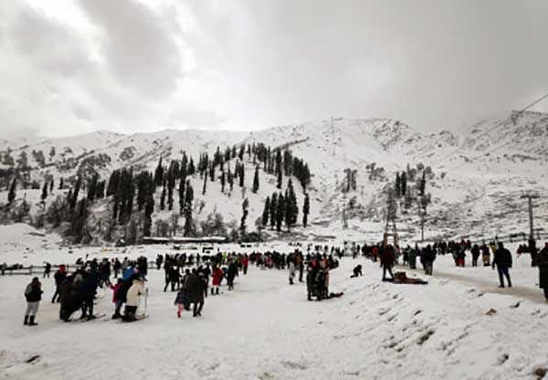 Drass in Ladakh freezes at minus 29, cold wave continues in Valley