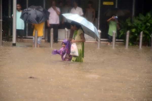 Finally, monsoon fury hits Maha, 6 killed in Mumbai in 24 hours