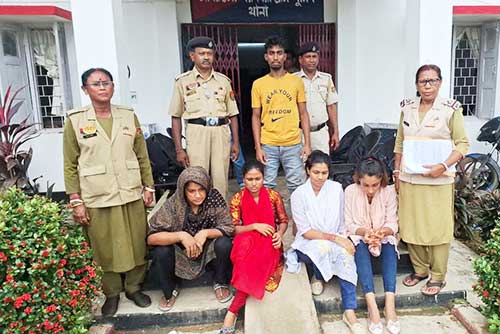 Four Bangladeshi women and one Indian tout held in Railway Station