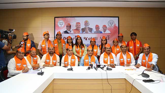 Gujarat: Six AAP corporators in Surat join BJP