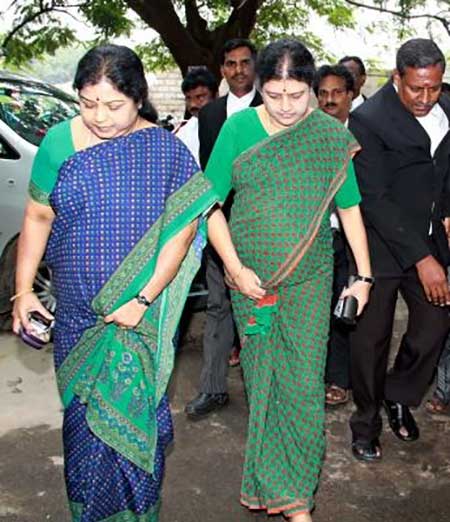 K’taka Lokayukta special court issues non bailable warrant against Sasikala, Ilavarasi