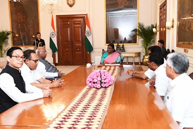 Kharge-led Cong delegation meets Prez, seeks her intervention in Manipur