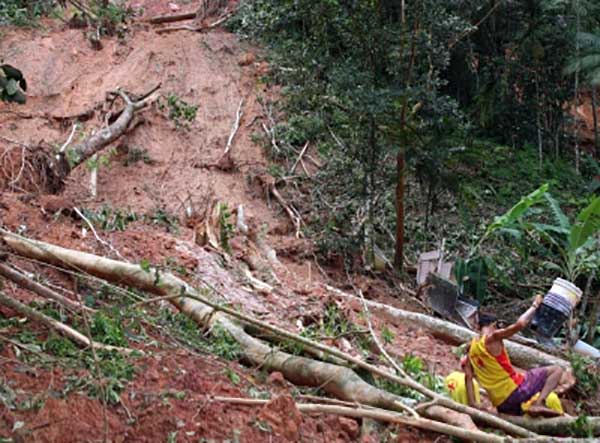 Massive landslide at hydroelectric project construction site triggers panic