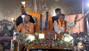 Massive crowd greets PM Modi in Bareilly roadshow