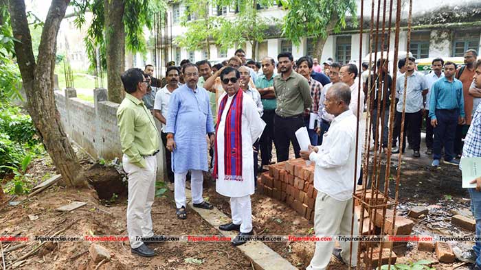 Mayor, BJP chief visits College Tilla Lake, Drop Gate