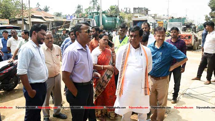 AMC begins cleaning work of Akahura. Kalapania canals, Mayor inspects work