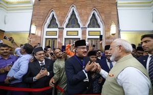 PM Modi visits Brunei's Omar Ali Saifuddien Mosque