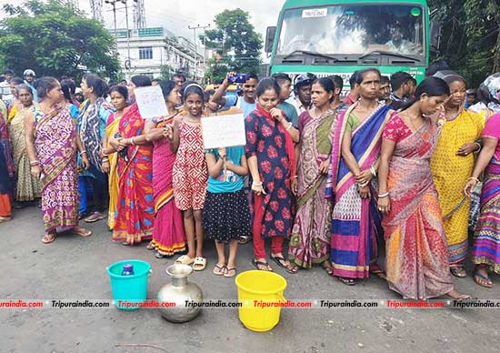 Locals blockade VIP road protesting acute shortage of drinking water