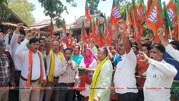 Ratan welcomes 270 tribal voters in BJP ahead of the Lok Sabha Poll