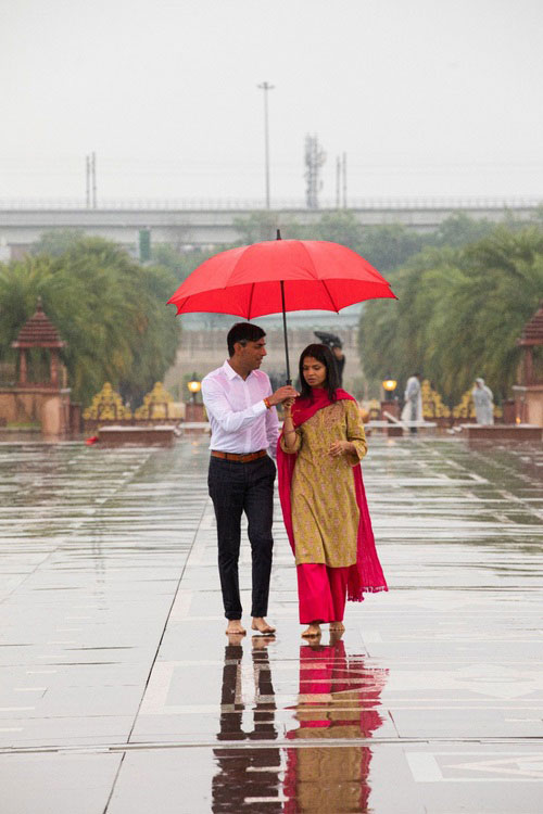 Rishi Sunak, wife Akshata's ‘Pyaar Hua Iqrar Hua’ moment in Delhi rain