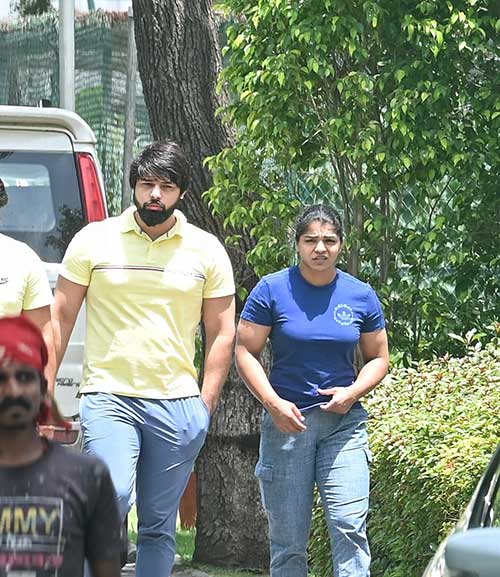 Sakshi Malik, Bajrang Punia at Minister Anurag Thakur's residence for talks