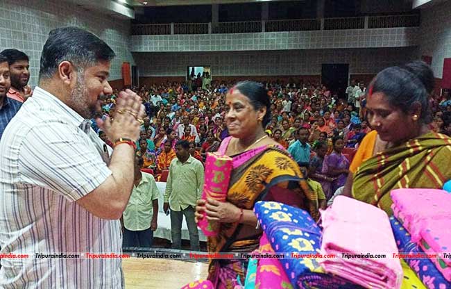 Sushanta distributes Jamdani Sarees Distribution Ahead of Sharodotsav