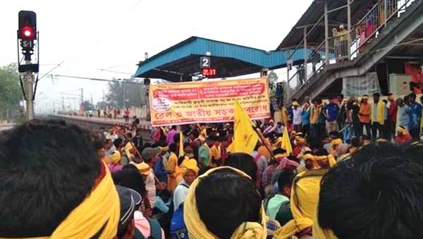 Train services disrupted in Bengal over rail-blockade by Kurmis demanding ST status