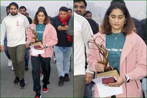 Vinesh Phogat returns Khel Ratna, Arjuna Awards, places them on footpath near PMO